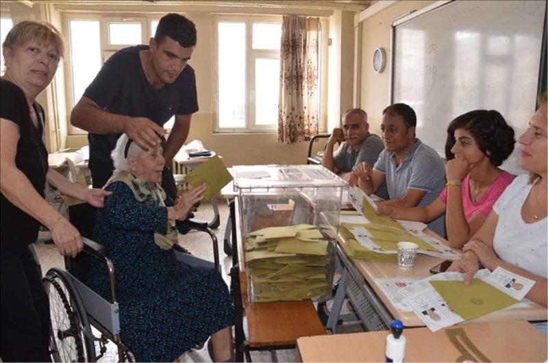 94 yaşındaki sandığa gitti