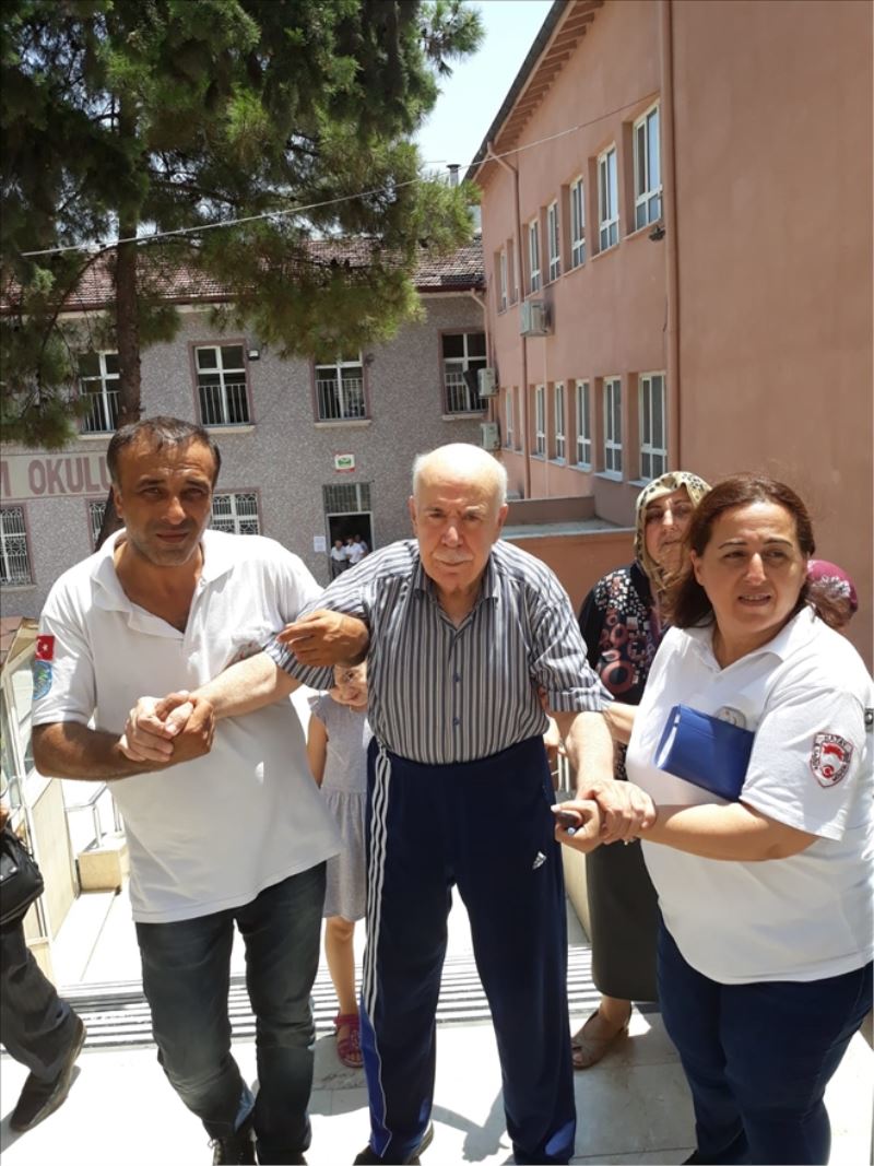 Seçmen nakil aracıyla sandığa taşındı