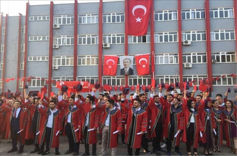 İSTE´de mezuniyet töreni başladı