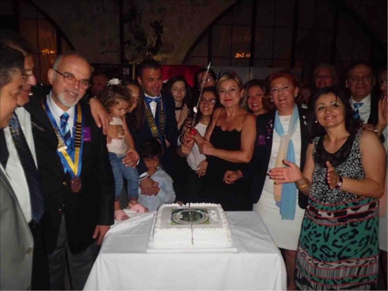 Defne Rotary´de görev değişimi