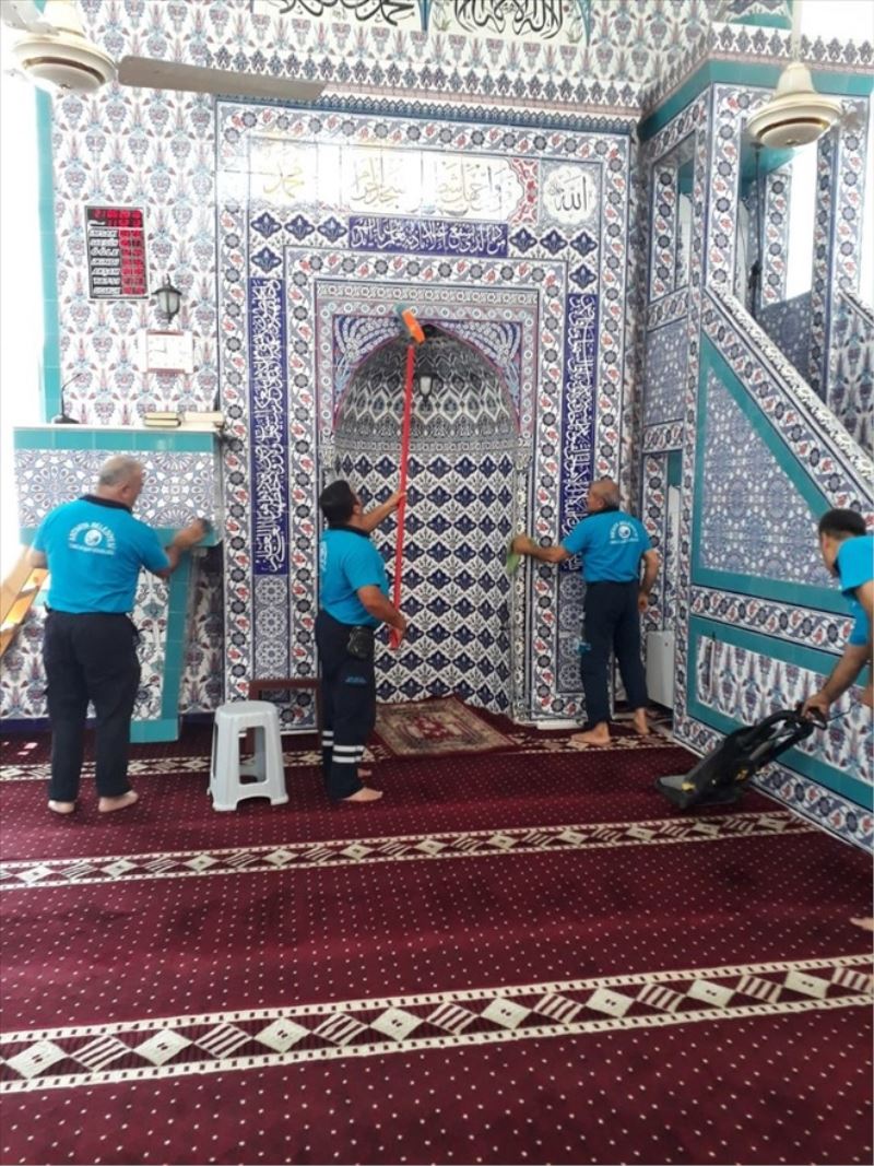 İbadethanelerde belediye temizliği sürüyor