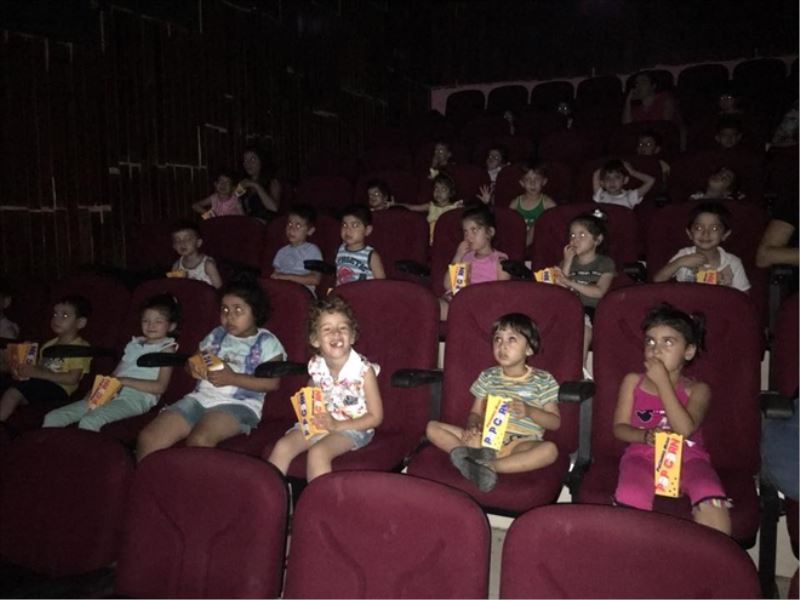Kreş çocuklarının sinema keyfi