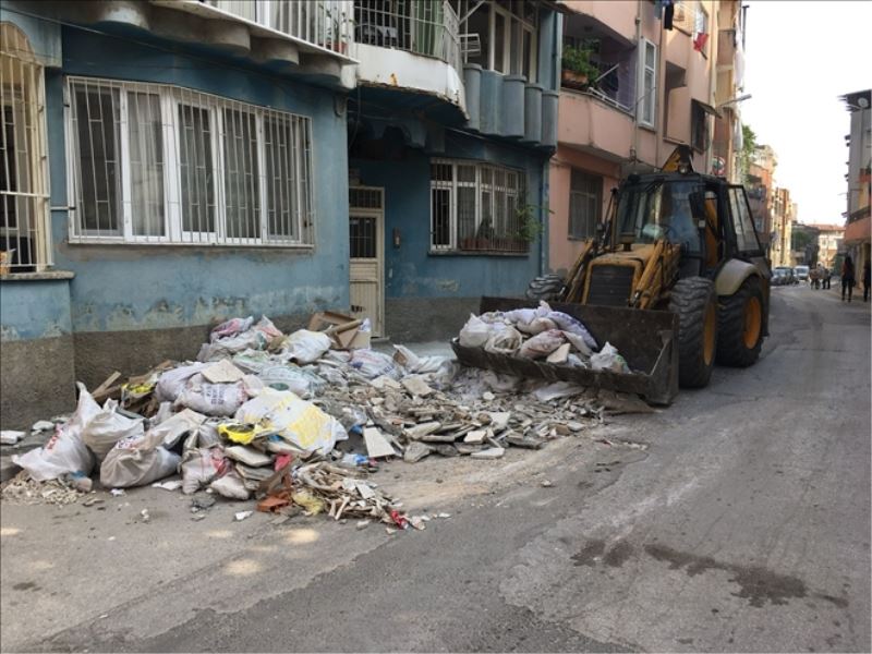 Molozlar alınıp, döküyor