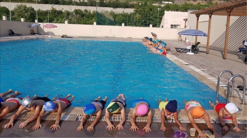 Yüzme yaz spor kursu sürüyor