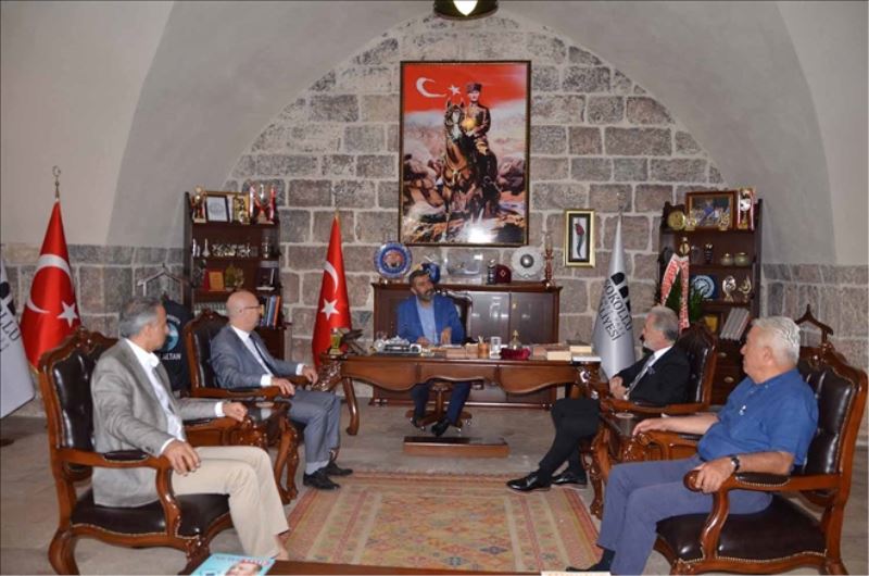 Konuklarını külliyedeki makamında ağırladı