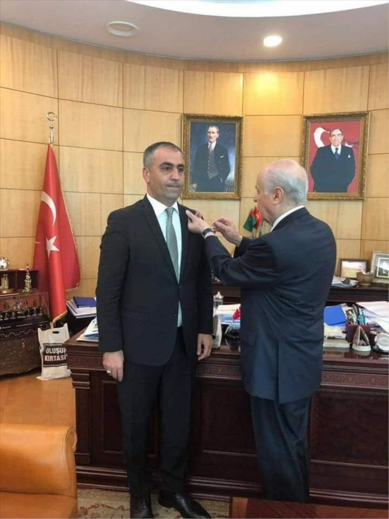 Kaşıkçı´ya rozetini Bahçeli taktı