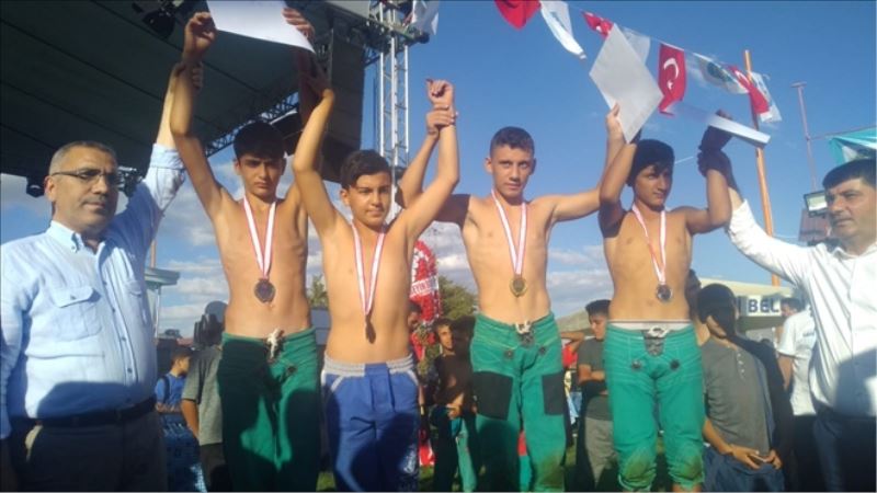 Güreş takımından 4 derece