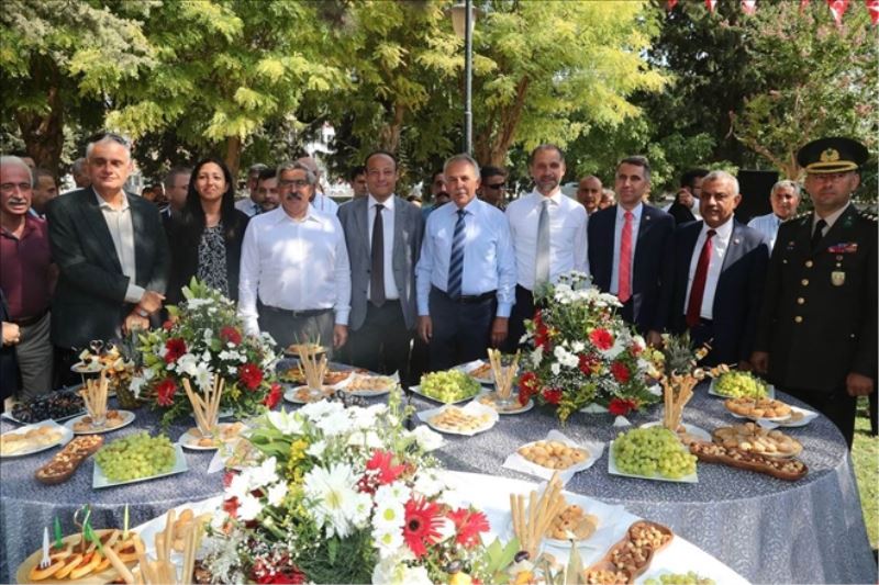 Protokol halkla bayramlaştı