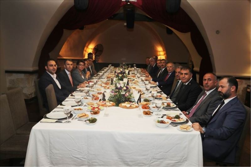 Vali, milletvekilleriyle yemekte buluştu