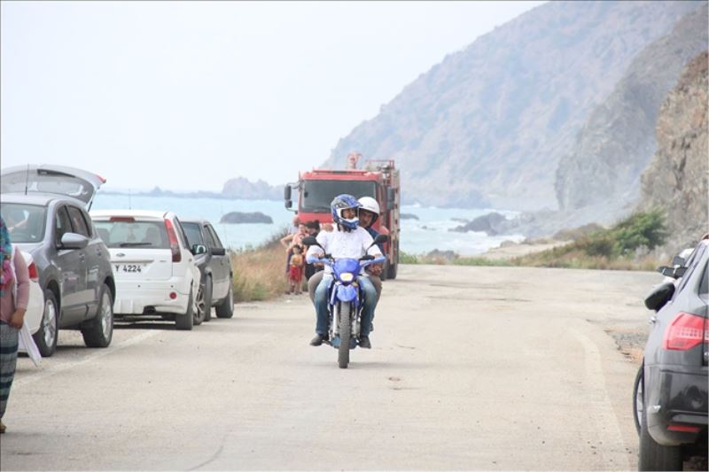 Kask takarak motosiklet kullandı