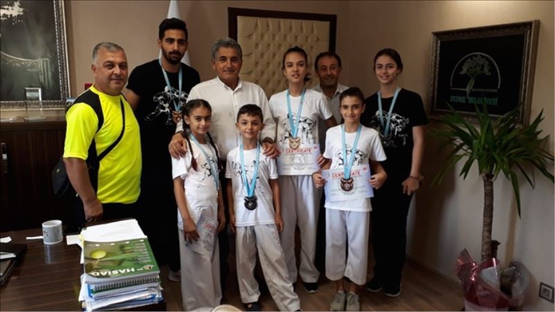 Başarılı karatecilerin belediye ziyareti