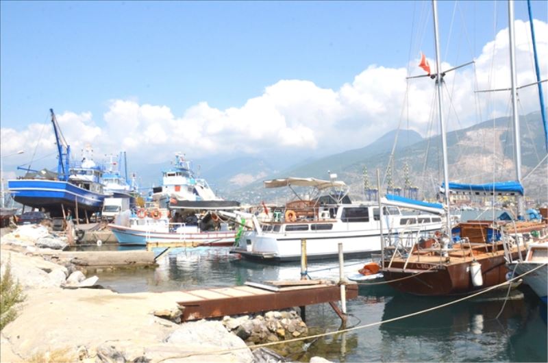 Balıkçılar denize iniyor