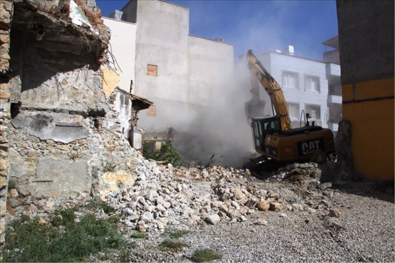 Belediye, ´metruk binayı´ yıktı