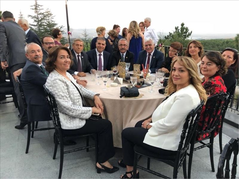 CHP´li milletvekilleri düğünde