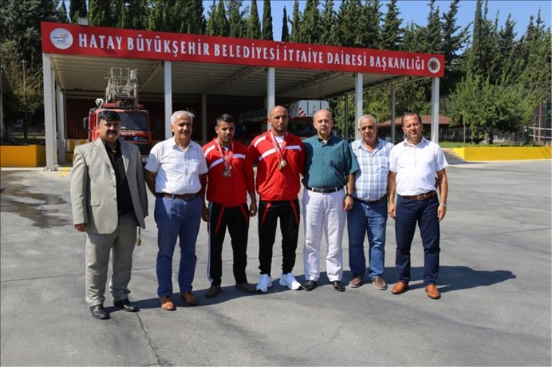 Güreşçi itfaiyeciler
