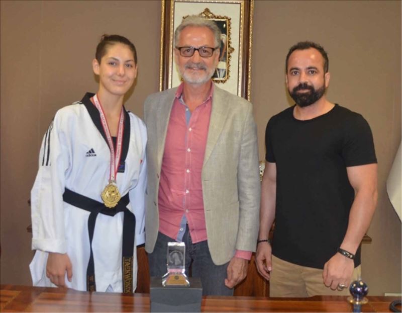 Şampiyona odadan plaket