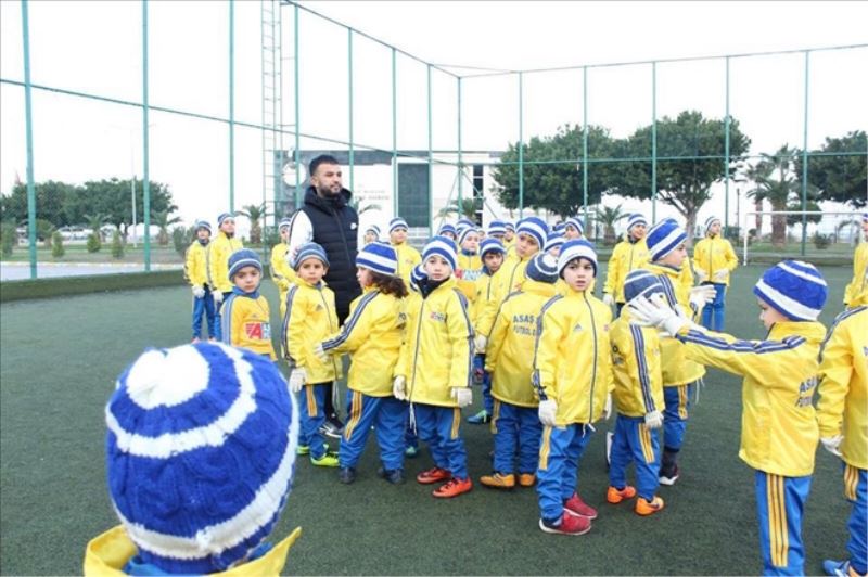 Küçük futbolculara kışlık malzeme