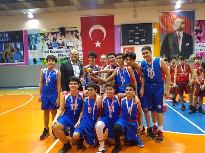 Bahçeşehirli erkek basketçiler, şampiyon oldu