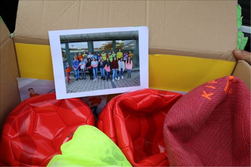 Okula spor malzemesi yardımı
