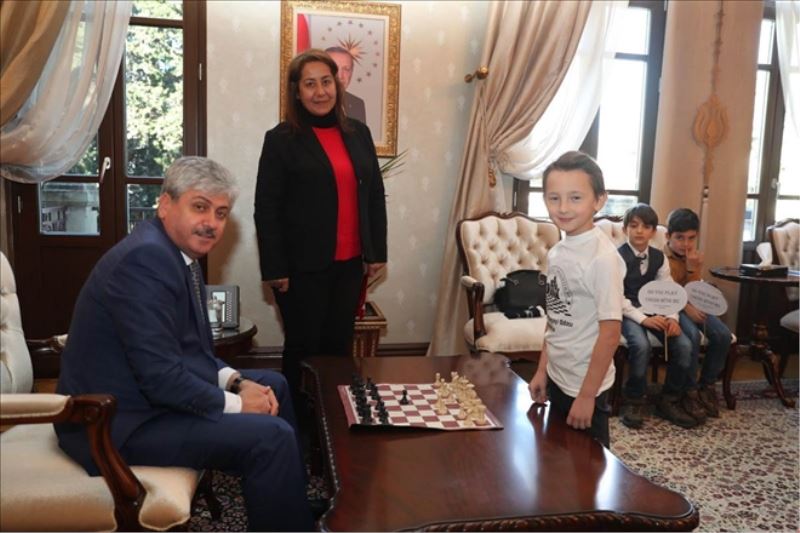 Çocuklarla santranç oynadı