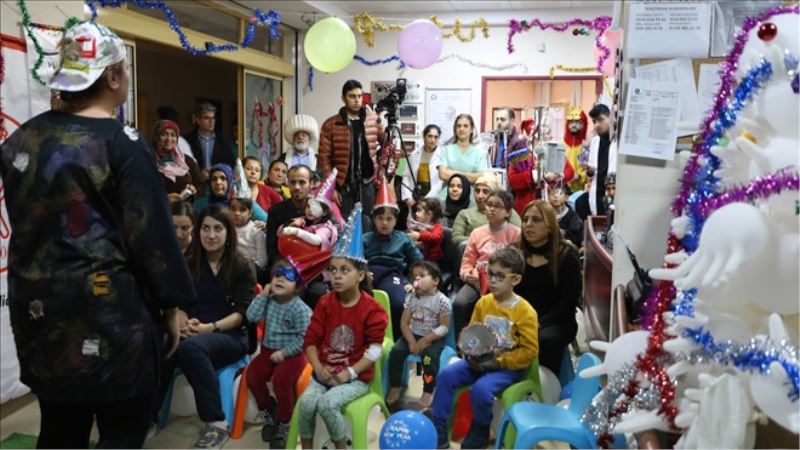 Şehir tiyatrosu oyunu hastanede sahneledi