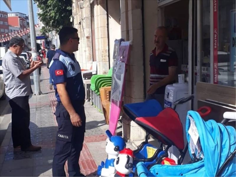 Zabıtadan kaldırım işgali denetimi