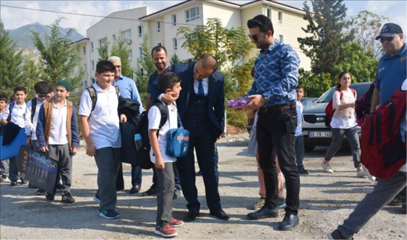 Emniyet müdüründen öğrencilere çikolata
