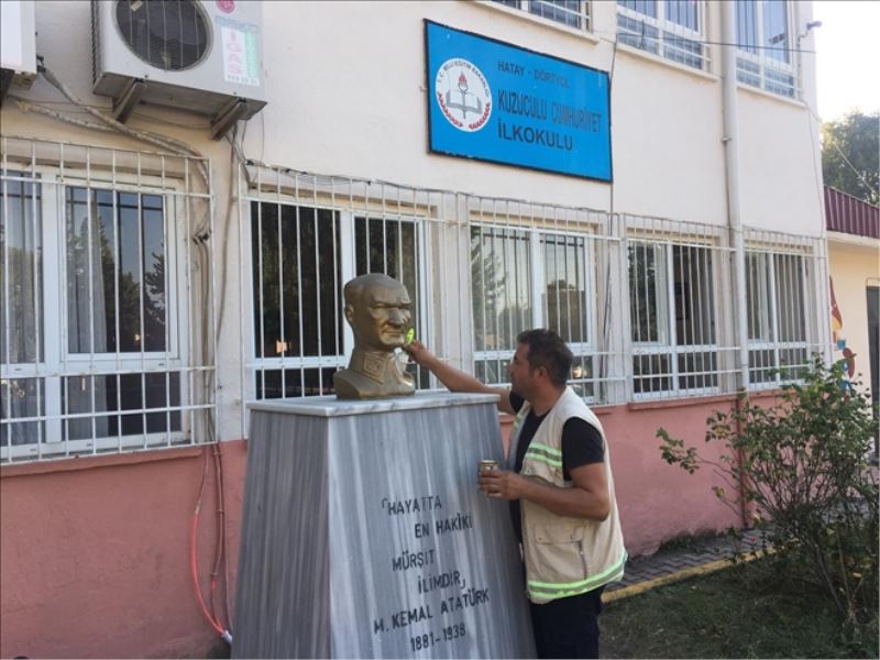 Atatürk büstlerine bakım