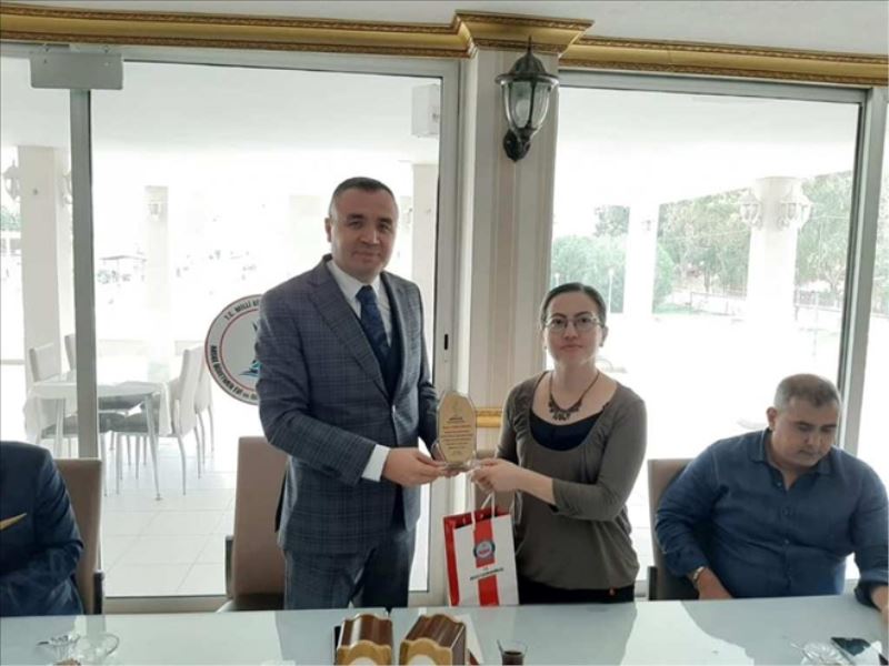 Müdüre plaketli uğurlama