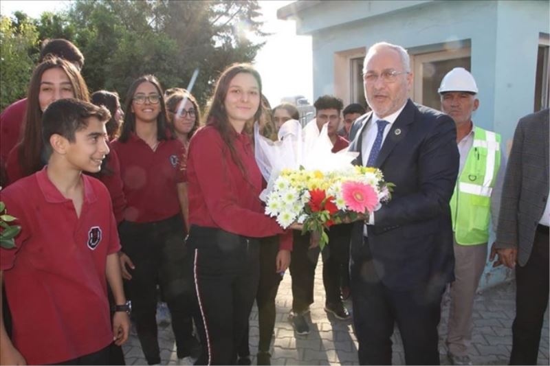 Liseye çim futbol sahası