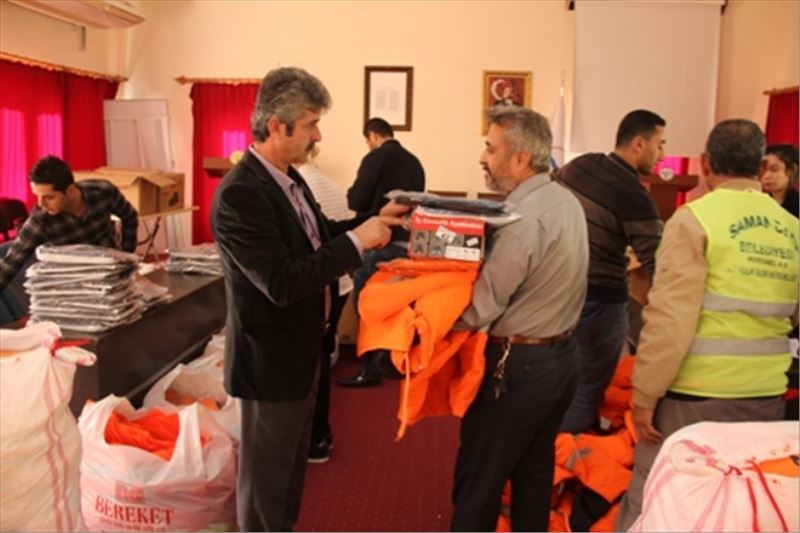 Belediye işçisine kışlık giysi