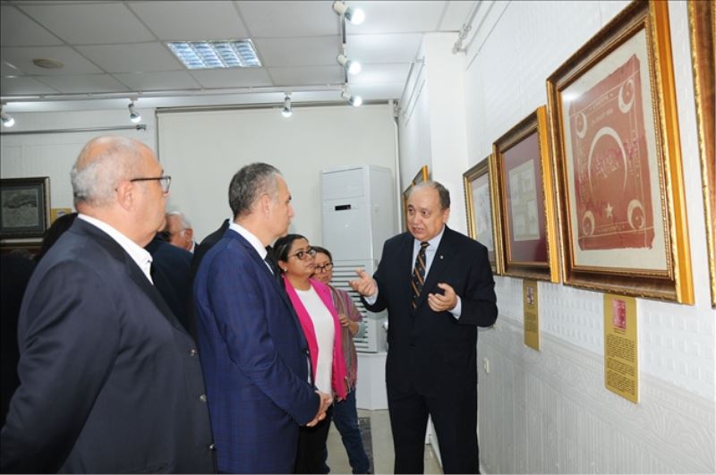 Tarihi yansıtan mendiller sergide
