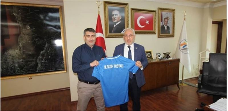 Payas formasını hediye etti