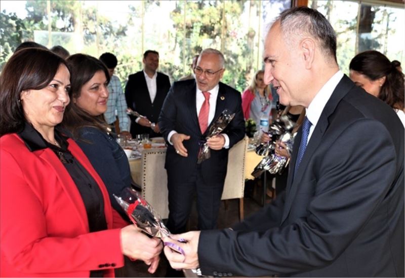 Eserinde imzası olmayan sanatçı; Öğretmenler