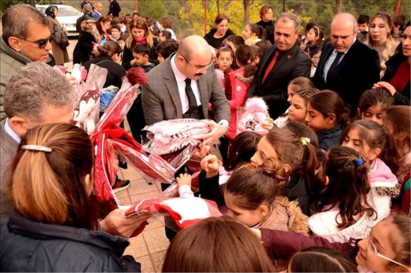 Kırsaldaki okula kitap yardımı