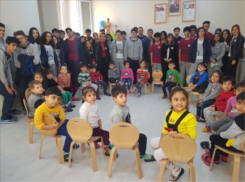 Arkadaşlarının adını yaşatan okula ziyaret