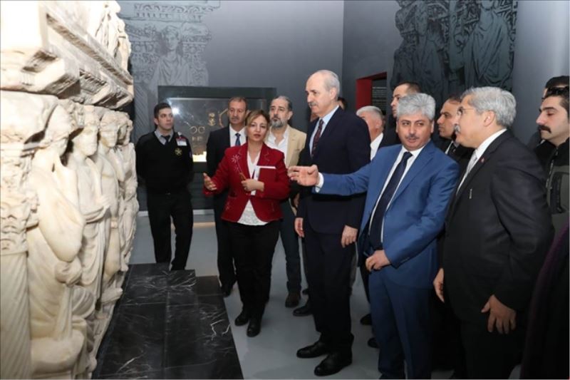 Müze ve türbeyi gezdi