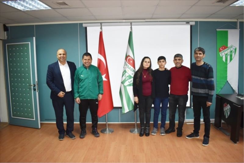 13 yaşındaki Mustafa Bursa Spor´da