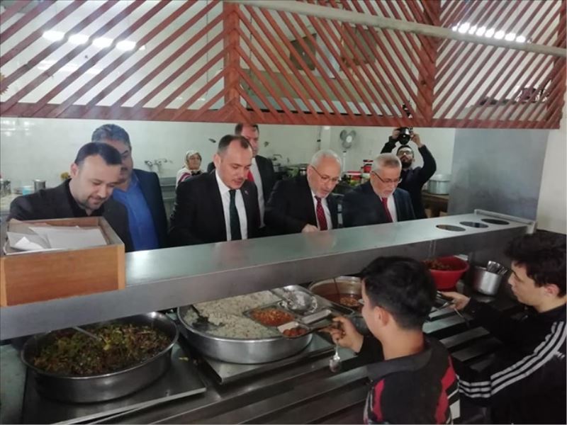 Tosyalı, aşevinde yemek dağıttı
