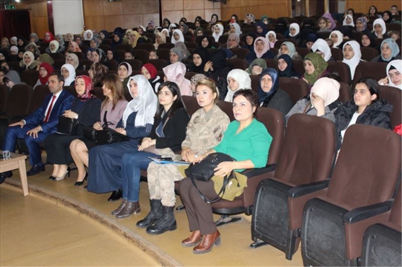 Suriyeli kızlara ´evlilik eğitimi´