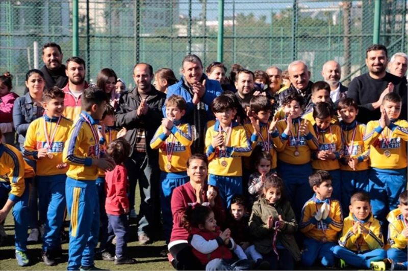 Başarılı öğrenci sporculara ´madalya´