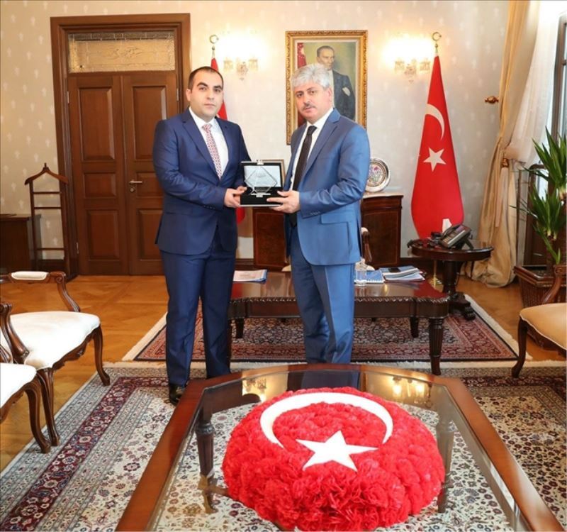 ´Hizmet belgesi´ oğluna verildi