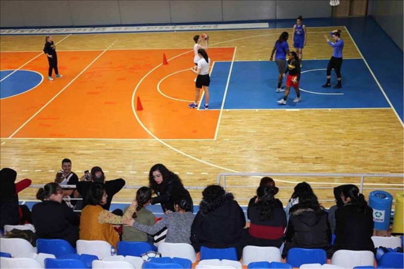 Antremanda öğrencilerle buluştular