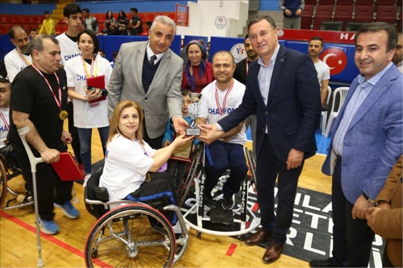 Engelliler, kupasını aldı