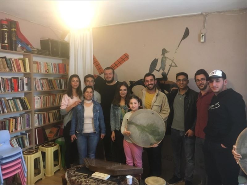 Kütüphanede müzik atölyesi