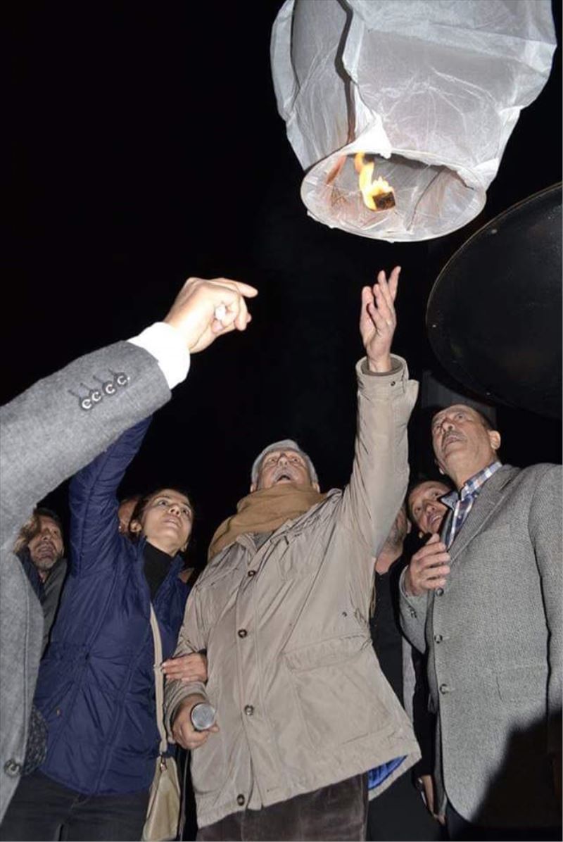 Aslan, dilek feneri bıraktı