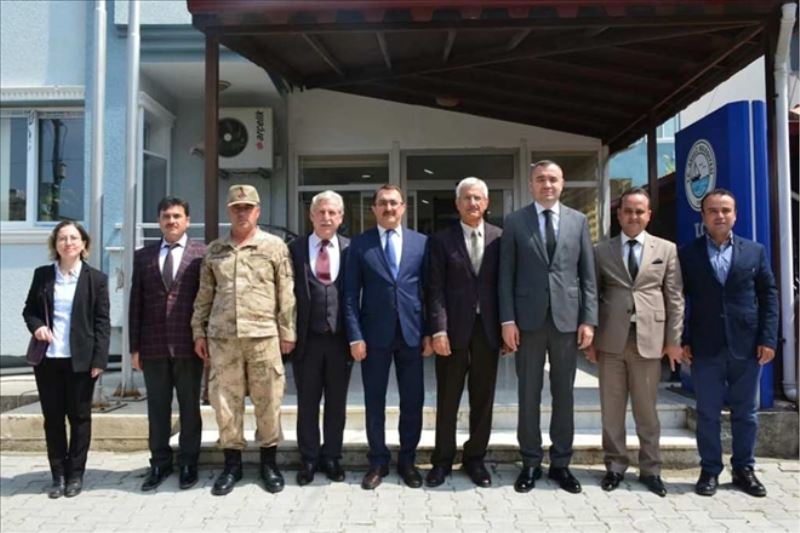 Kaymakam, müdürlerle birlikte kutladı