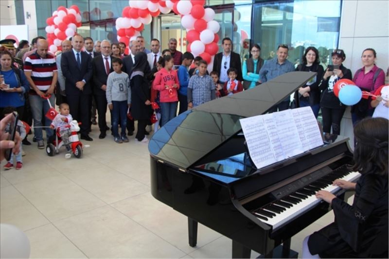 Üniversitede çocuk şenliği