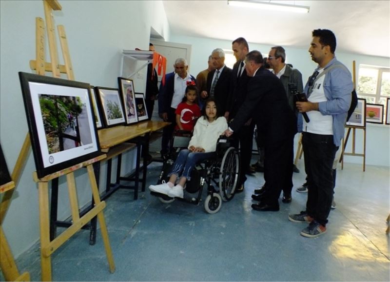 Yaşadıkları yeri fotoğraflayıp, sergilediler