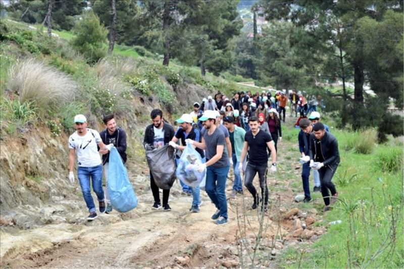 Üniversiteliler, piknik alanını temizledi